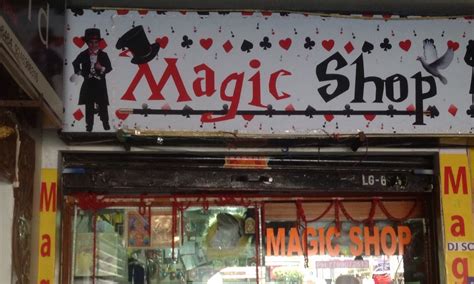 The charm of neighboring magic shops